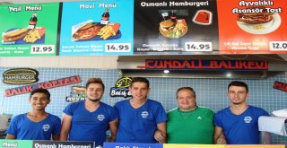 Osmanlı Hamburgeriyle Geleneksel Türk Tadlarını Yeni Nesile Aktarmaya Çalışıyor