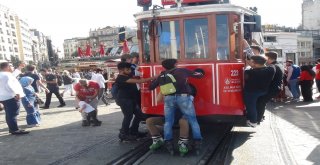 Taksimde Nostaljik Tramvayın Arkasına Takılan Patenli Gençlerin Tehlikeli Oyunu Kamerada