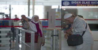 Ankaradan İlk Hac Kafilesi Dualarla Uğurlandı