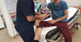 Kurban Kesilirken Ayağına Kene Yapıştı