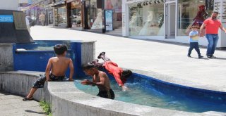Sıcaktan Bunalan Çocuklar Süs Havuzunda Serinliyor