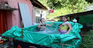 Denizi Tehlikeli Bulan Baba Çocuklarına Kamyonet Kasasında Havuz Yaptı