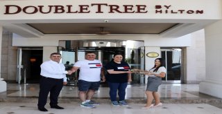 Hilton Yöneticileri, Misafirlerinin Bayramını Kutladı