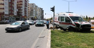 Ambulans İle Otomobil Çarpıştı: 4 Yaralı