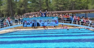 Buldanda Çocuklar Yüzme Öğreniyor