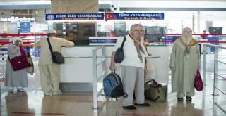 Ankaradan İlk Hac Kafilesi Dualarla Uğurlandı