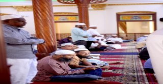 Hint Okyanusunun Ortasında Kırmızı Mescit