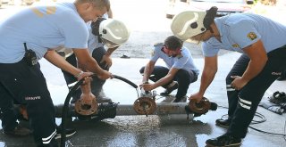 Yavru Kedi Sıkıştığı Metal Boru İçerisinden Kurtarıldı