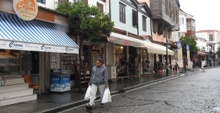 Fırtınadan Çeşme Değil, Ekonomisi Etkilendi