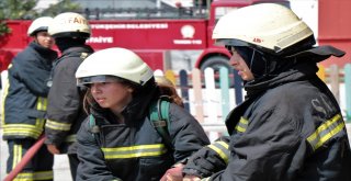 Kadın İtfaiyecilerden Aksiyon Filmlerini Aratmayan Tatbikat
