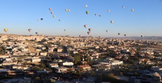 Balonlar Eşliğinde Muhteşem Manzara