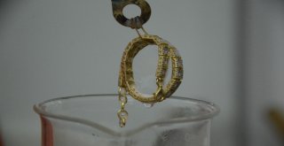 Altının Tahtına Gümüş Takılar Oturuyor