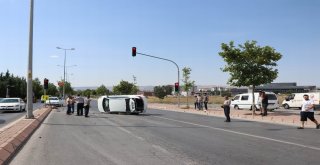 Aşırı Hızlı Araç Kırmızı Işıkta Bekleyen Otomobile Çarptı: 3 Yaralı