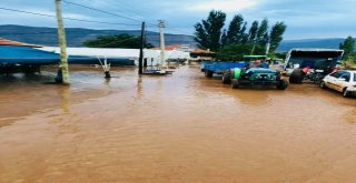 Antalyada 30 Dakikalık Yağmur Sele Neden Oldu