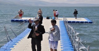 (Özel) Karsta Sıcaktan Bunalanlar Çıldır Gölünde Serinliyor