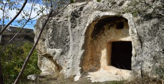 2 Bin 800 Yıllık Kaya Mezarlarını 10 Ayda 5 Bin Kişi Ziyaret Etti