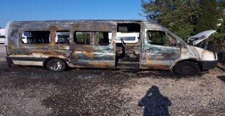 Turist Taşıyan Minibüs Yangında Küle Döndü