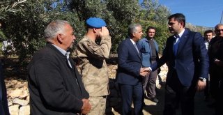Bakan Kurum Şehidin Babasına Türk Bayrağı Ve Kuran-I Kerim Hediye Etti