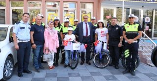 ‘Kırmızı Düdük Kampanyasına Katılan Çocuklara Bisiklet