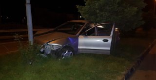 Direksiyon Hakimiyetini Kaybeden Araç, Direğe Çarparak Durabildi