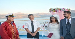 Türkiyenin En Büyük Gölü Ve Feribotunda Nikah Töreni Yapıldı