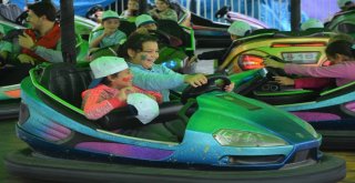 Çocuklar Lunaparkta Gençlerle Eğlendi
