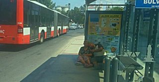 Yüzde 80 Engelli Oğluyla Otobüs Durağında Yatan Annenin Yardım Çığlığı