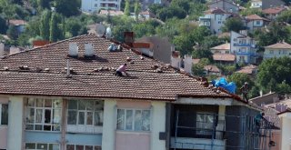 Tehlikeye Aldırış Etmeden Çatı Aktardılar