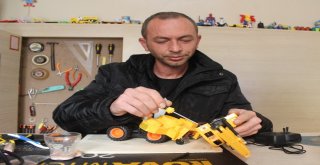 Bozuk Oyuncakları Tamir Edip Fakir Çocukları Sevindiriyor