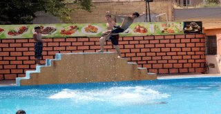 Sıcaktan Bunalan Türk Ve Suriyeli  Gençler Havuzda Yüzerek Serinliyor