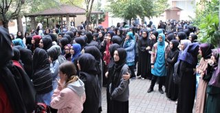 Genç Yaşta Hayatını Kaybeden Öğretmeni Öğrencileri Göz Yaşlarıyla Uğurladı