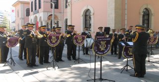 Askeri Bando Çaldı, Vatandaşlar Coştu