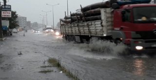 Sağanak Nedeniyle Cadde Ve Sokaklar Göle Döndü