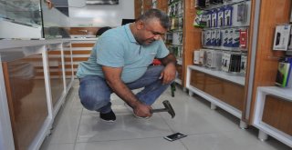 Abd Ürünü Cep Telefonunu Çekiçle Kırdı