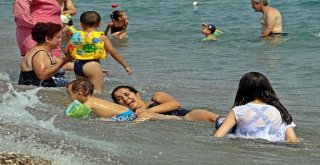 Konyaaltı Sahili, Bayram Sonrası Da Dolu