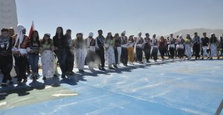Türkiyenin En Büyük Feribotuyla, Dünyanın En Büyük Gölü Üzerinde Halay Çektiler