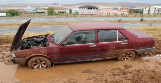 Çamurdan Kurtarmak İstediği Otomobilini Yaktı