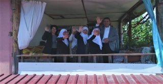 Balkonu Sınıfa Çeviren 80Lik Ninelerin Okuma Azmi