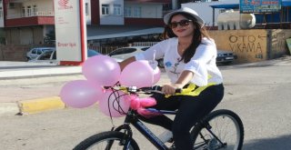 Süslü Kadınlar Pedal Çevirdi