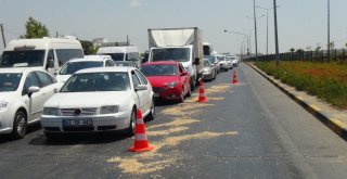 Karayoluna Dökülen Mazot Polisler Ekiplerince Üzeri Talaşla Kapatılarak Temizlendi