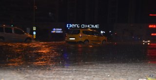 Bursayı Sağanak Vurdu, Alt Geçitte Otomobil Sürücüsü Mahsur Kaldı