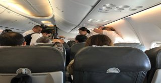 Uçakta Rahatsızlanan Hastaya Yolcu Olarak Bulunan Doktor Ve Hemşire Müdahale Etti