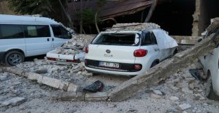 Fabrika Duvarı Araçların Üzerine Çöktü