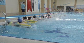 Kırsal Mahalle Sakini Çocuklara Tepebaşı Belediyesinden Karne Hediyesi