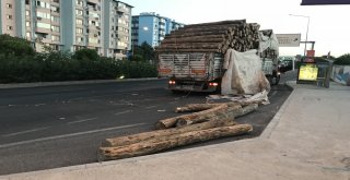 İzmirde Tır Dorsesinde Bulunan Tomruklar Üst Geçide Çarptı, Yola Savruldu