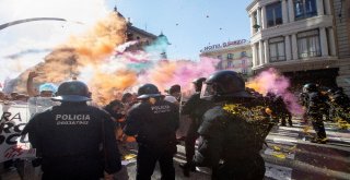 Katolanyanın Bağımsızlık Referandumu Yıl Dönümü Yürüyüşüne Polis Müdahale Etti