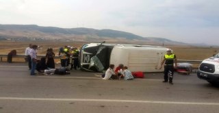 Tekeri Patlayan Minibüs Yan Yattı: 7 Yaralı