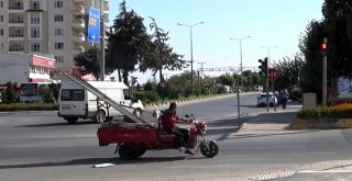 Motosikletle Yük Ve Eşya Taşıyorlar