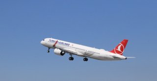 Türk Hava Yollarının İlk Uçağı Yeni Havalimanına İndi