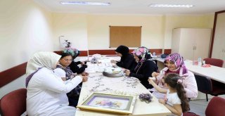 Kadın Kursiyerler Çeyiz Siparişlerine Yetişmekte Zorlanıyor